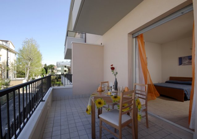 Balcone con tavolo apparecchiato.