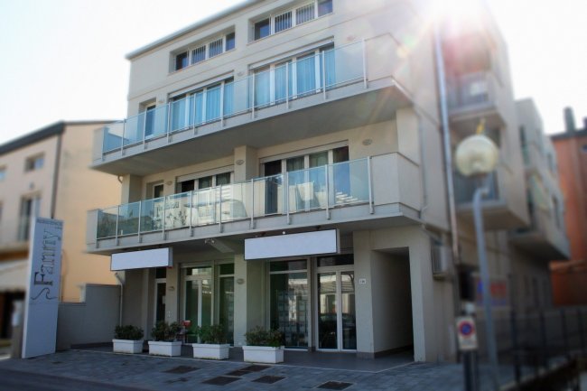 Edificio moderno con balconi in vetro.