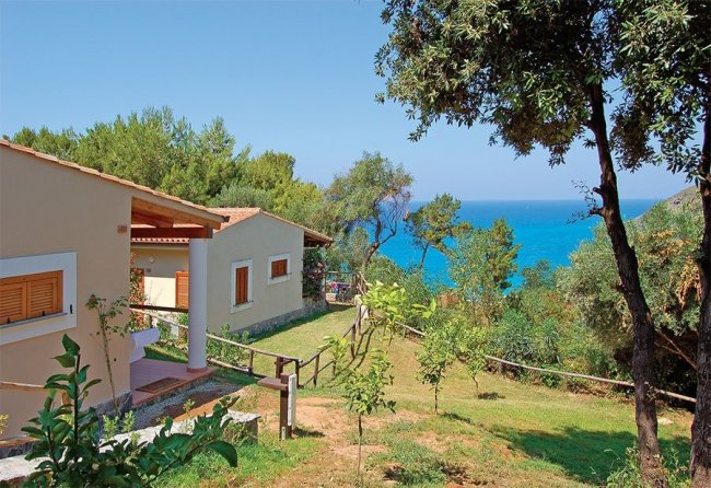 Case vista mare immerse nel verde.