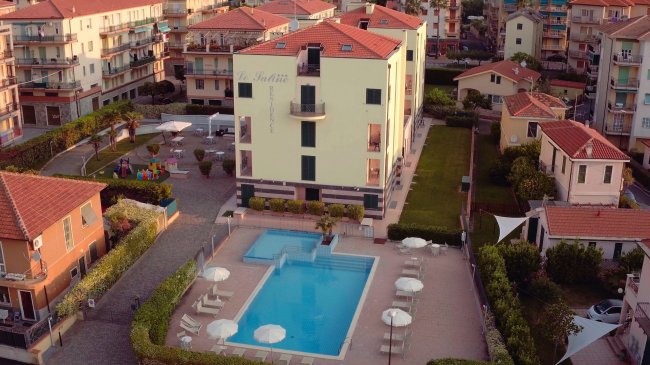 Piscina e edifici residenziali.