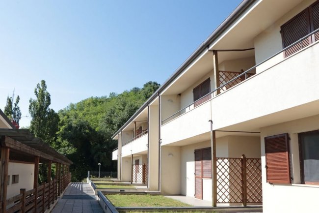 Esterno di un edificio residenziale a due piani con balconi.
