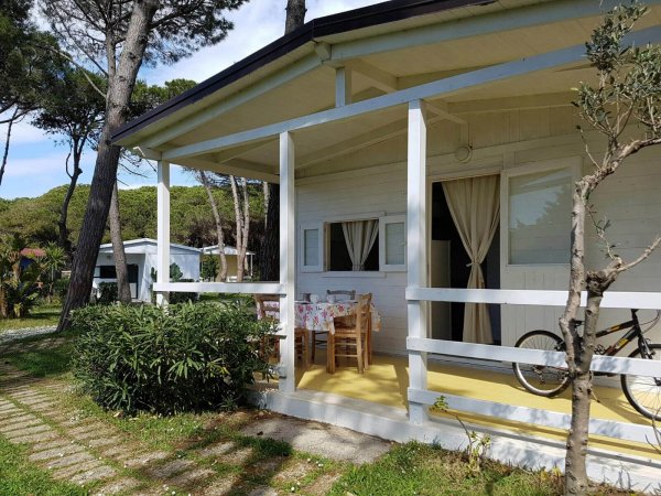 Veranda di una casa in legno con tavolo.