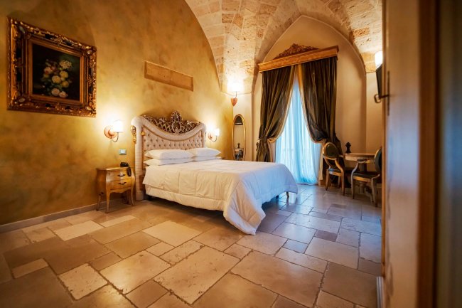 Camera da letto elegante con arco in pietra.