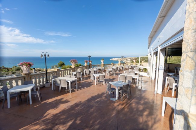 Terrazza di un ristorante con vista sul mare.