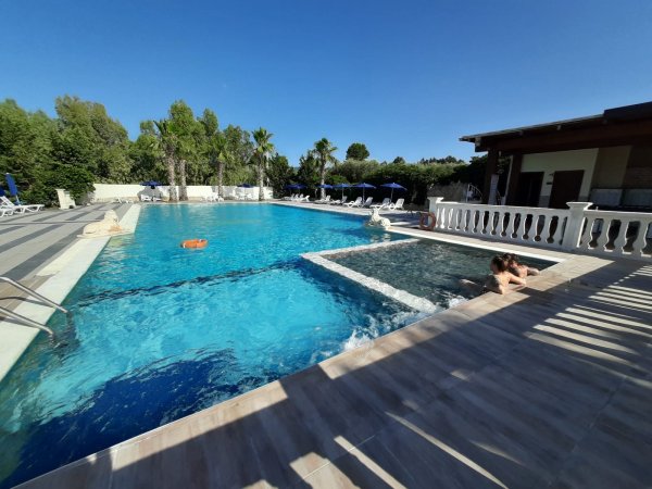 Due persone in una piscina luminosa.