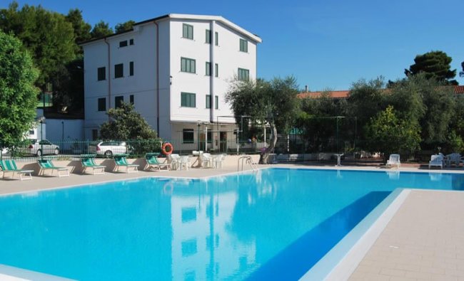 Piscina all'aperto davanti a un edificio.