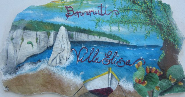 Dipinto di un paesaggio marino con scritta 