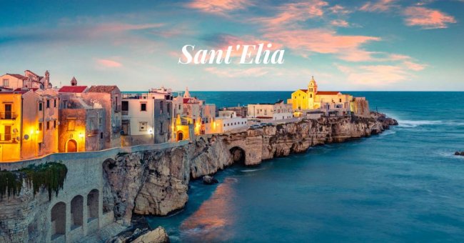 Panorama di edifici storici su una scogliera al tramonto.