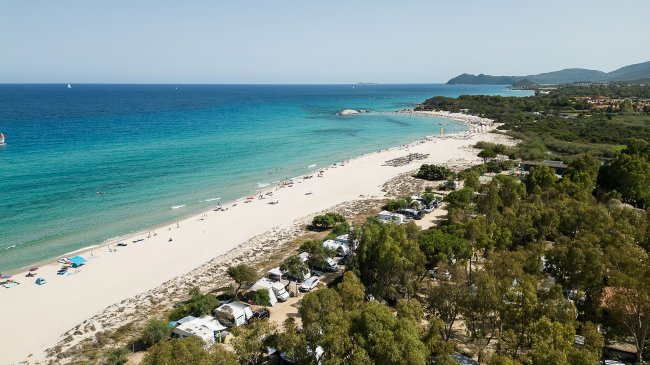 Spiaggia sabbiosa e mare turchese, vista aerea.