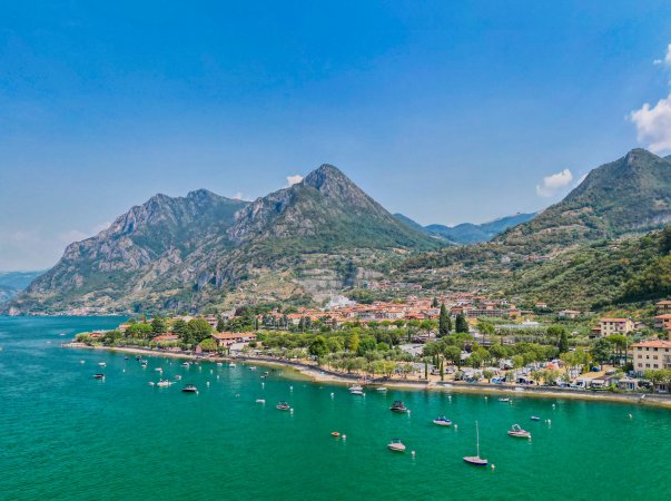Vista panoramica di un lago e montagne verdi.