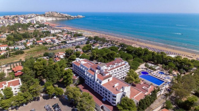Vista aerea di un hotel vicino al mare.