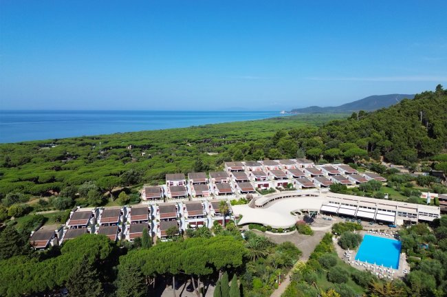 Complesso di villette e piscina vicino al mare.