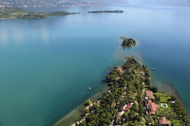 Vista aerea di una penisola verde in un lago.