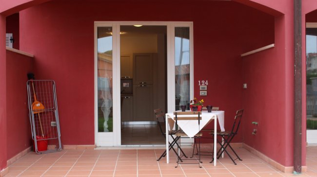 Veranda con tavolo e sedie.