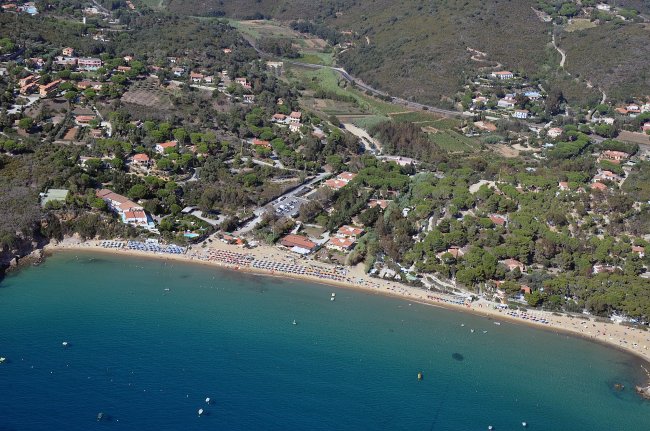 Vista aerea di una spiaggia e case vicine in una baia.