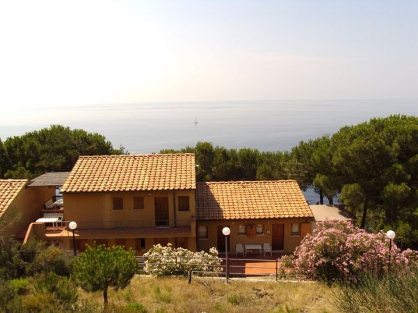 Casa vista mare con tetto in tegole.