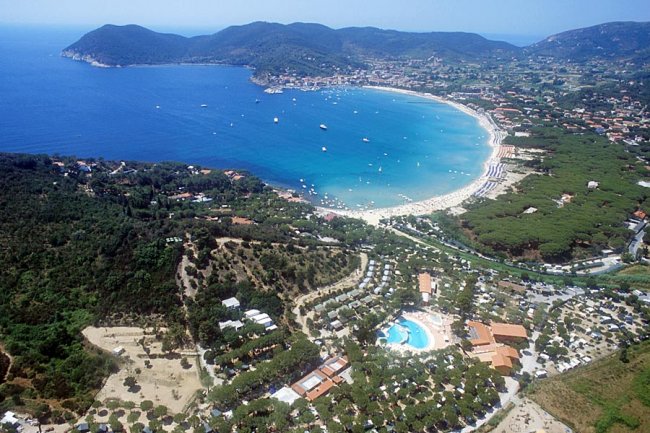 Veduta aerea di baia e campeggio.