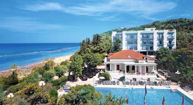 Complesso alberghiero con piscina vicino alla spiaggia.