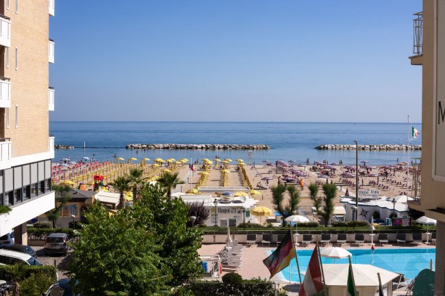 Vista spiaggia e mare da hotel.