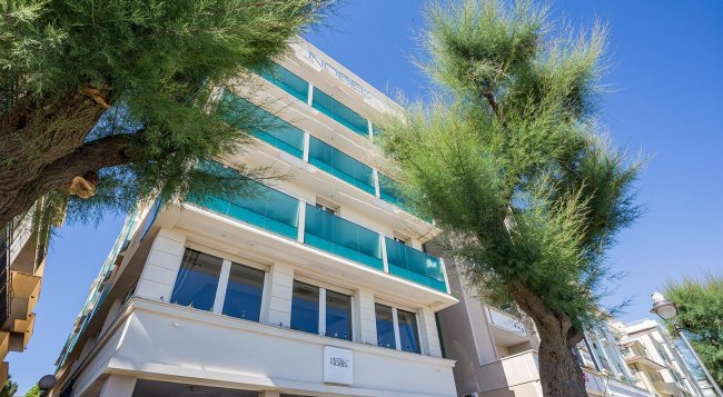 Edificio moderno con vetrate e alberi.