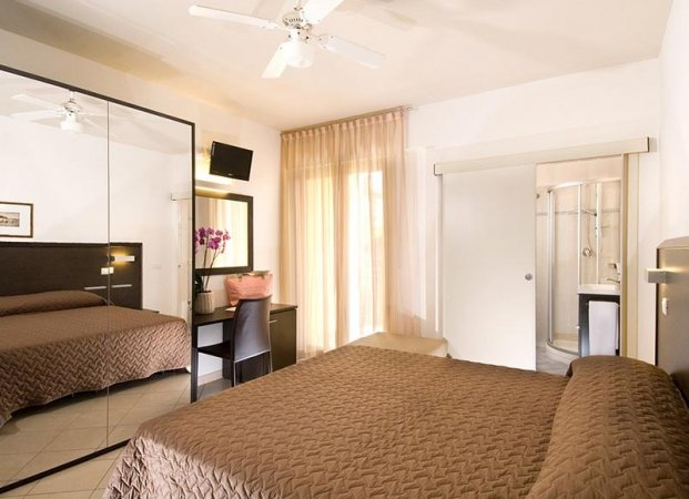 Camera da letto con letto matrimoniale e bagno.