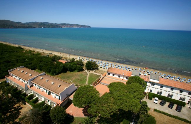 Veduta aerea di case vicino al mare con spiaggia.