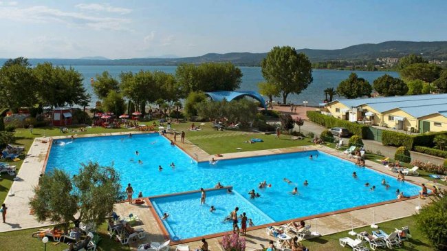 Due piscine all'aperto vicino a un lago.