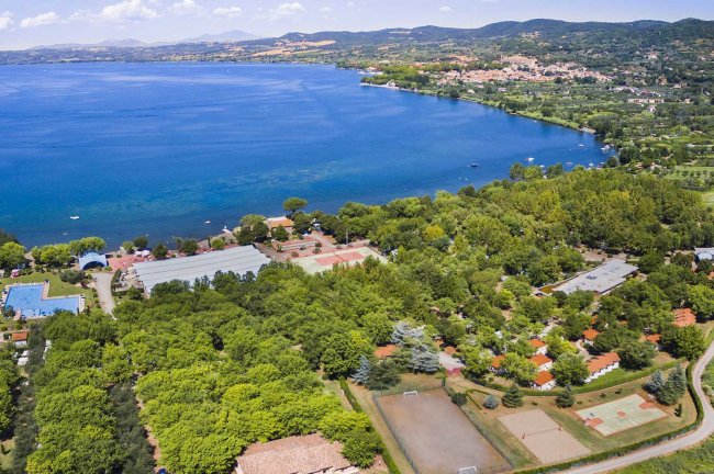 Vista aerea di un lago e un campeggio.