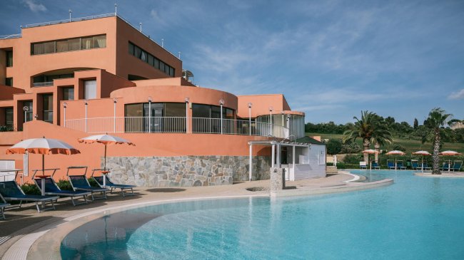 Piscina con vista su un edificio arancione.