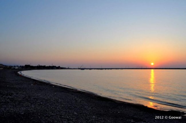 Tramonto panoramico su una spiaggia.