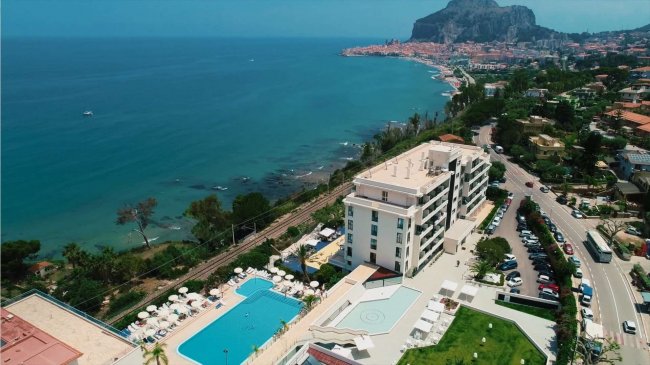Hotel con piscina e vista mare.