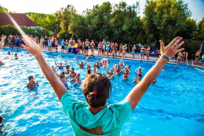 Persone in piscina partecipano a un'attività guidata.