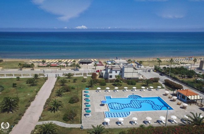 Piscina vicino alla spiaggia, vista dall'alto.