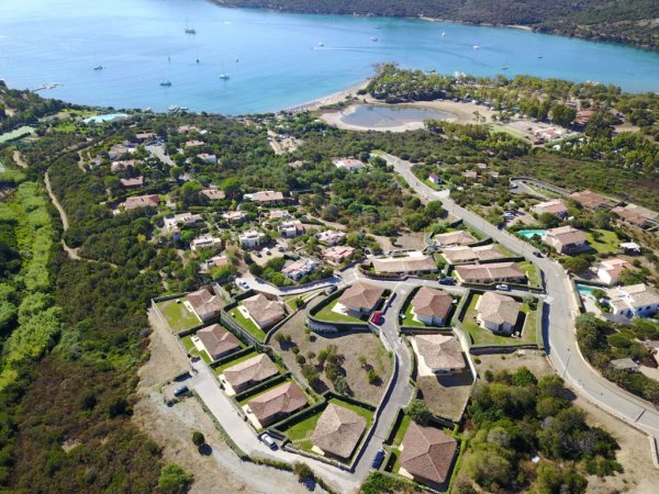 Veduta aerea di villette vicino al mare.