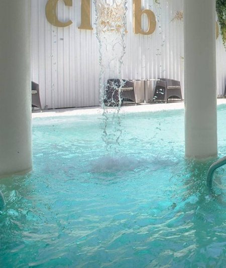 Cascata d'acqua in una piscina.