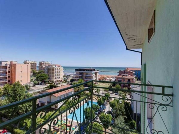 Balcone con vista su edifici e mare.