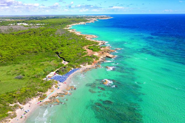 Spiaggia e mare turchese visti dall'alto.