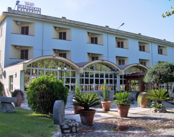 Edificio di un albergo con giardino.