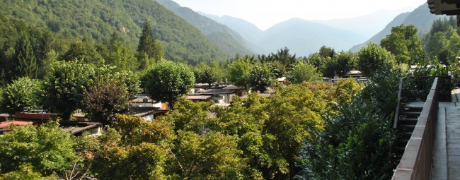 Vista panoramica di una valle alberata.