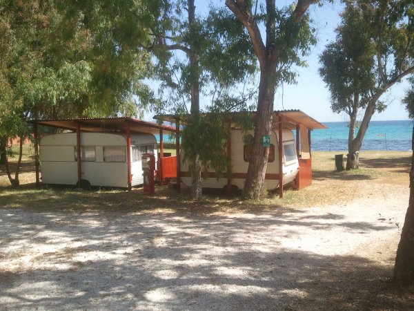 Due roulotte vicino al mare.
