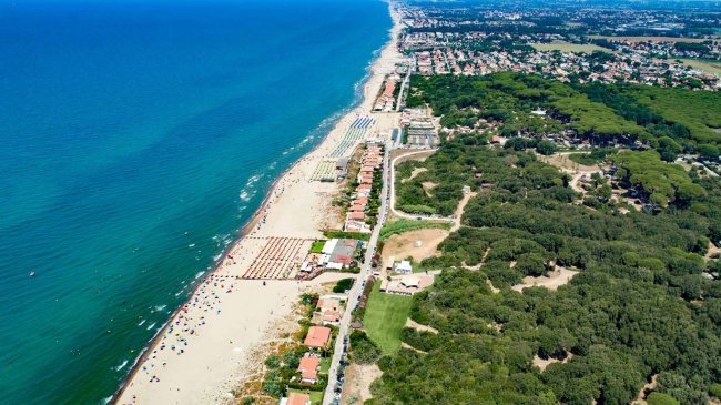 Vista aerea di una lunga spiaggia e il mare.