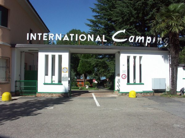 Ingresso di un campeggio con un cancello e scritta 