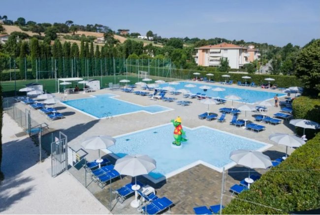 Piscine con ombrelloni e lettini blu.