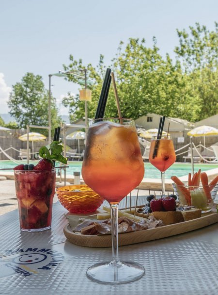Bevande e snack vicino a una piscina.
