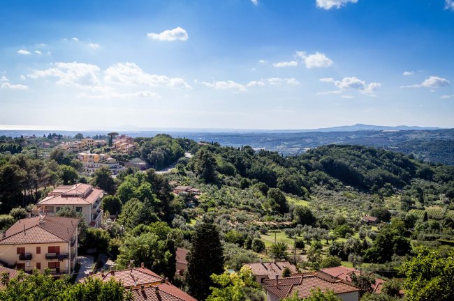 Panoramica su colline e case con tetti rossi.