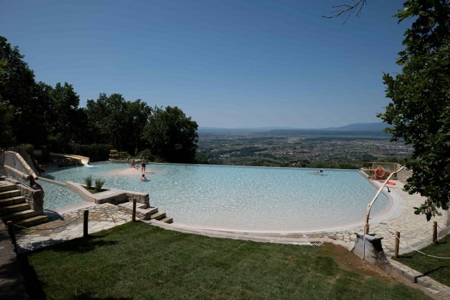 Piscina a sfioro con vista panoramica sulla valle.