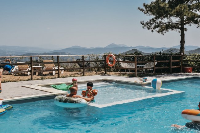Piscina all'aperto con vista sulle montagne.