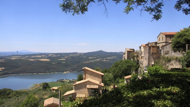 Paesaggio collinare con lago.