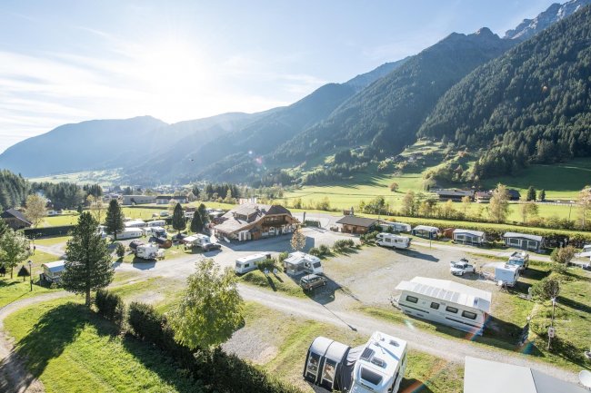 Camper in campeggio montano al sole.