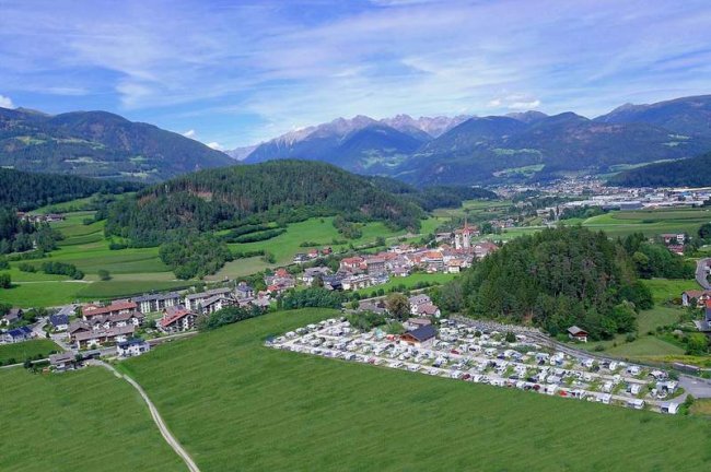 Villaggio montano con area camper.